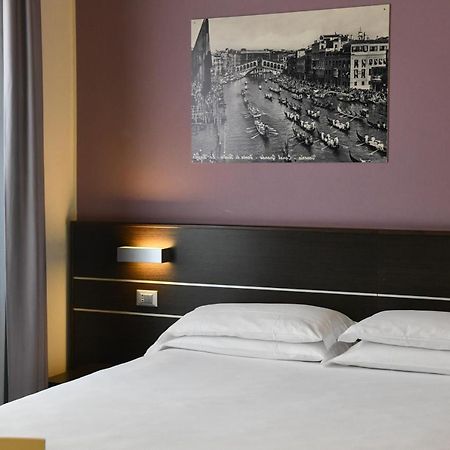 Hotel Vienna Lido di Jesolo Exteriör bild