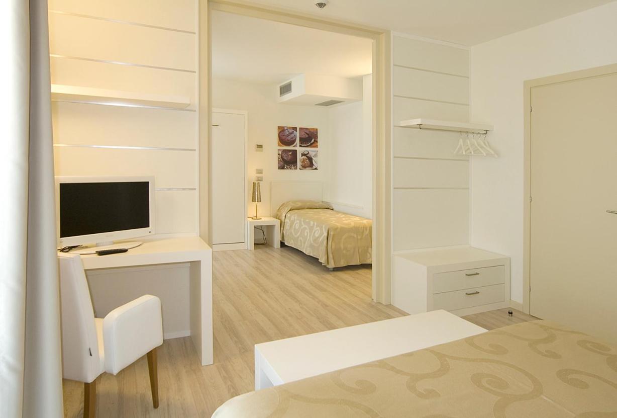 Hotel Vienna Lido di Jesolo Exteriör bild