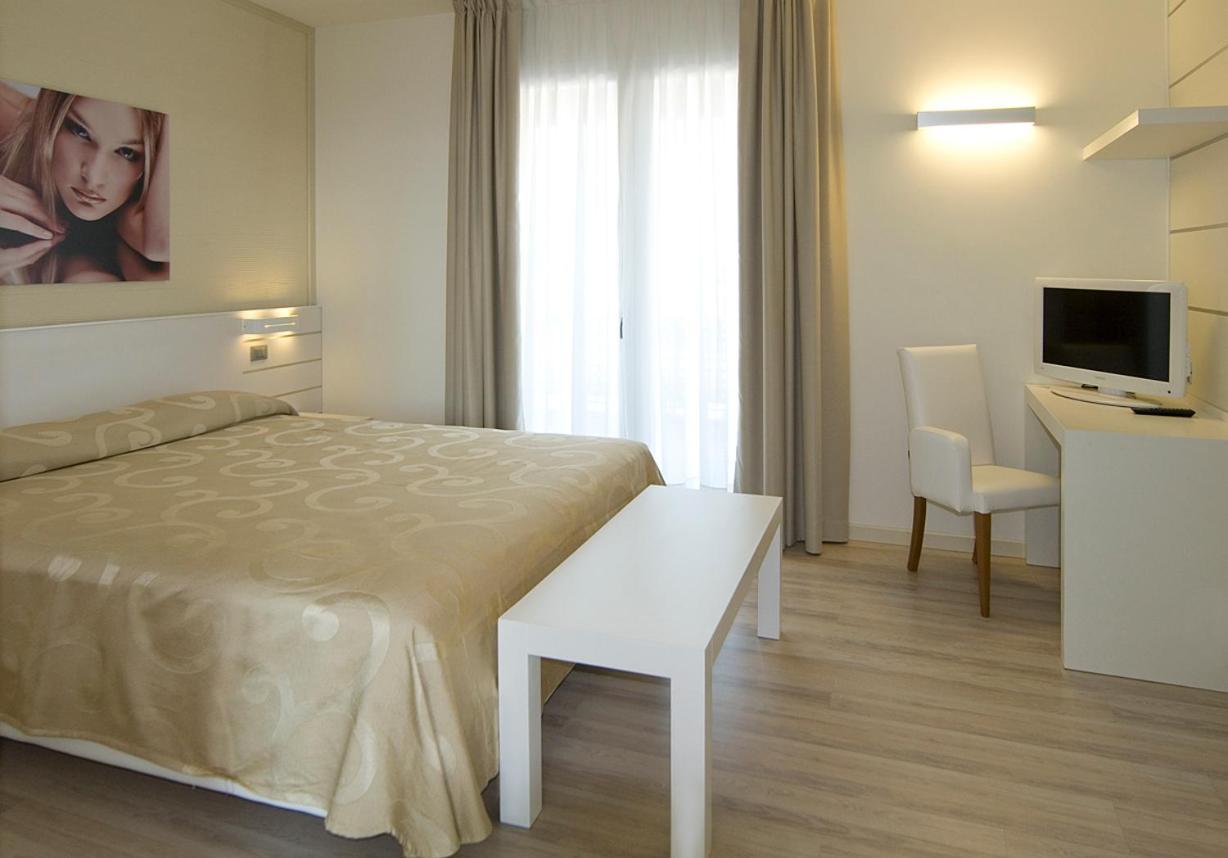 Hotel Vienna Lido di Jesolo Exteriör bild